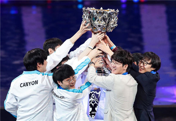 WBGvsLNG首发名单：Tarzan决战老东家！Xiaohu大战Scout